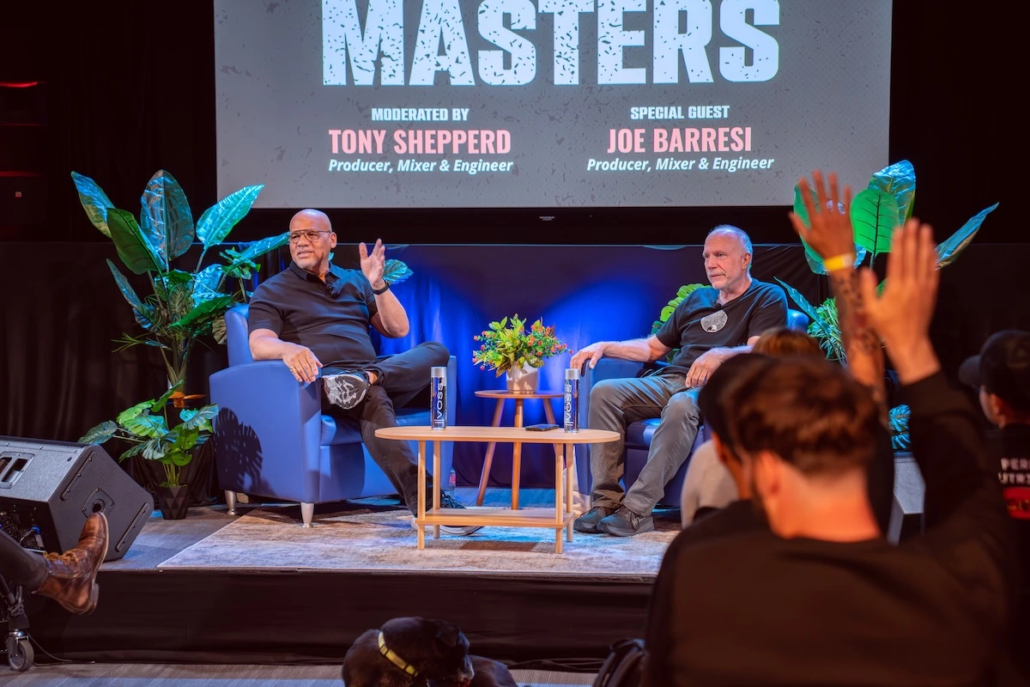 Joe Barresi dan Tony Sheppard duduk menjawab Pertanyaan