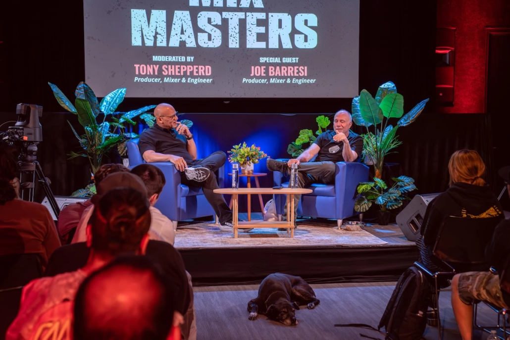 Jo Barresi dan Tony Sheppard di atas panggung bersama anjing